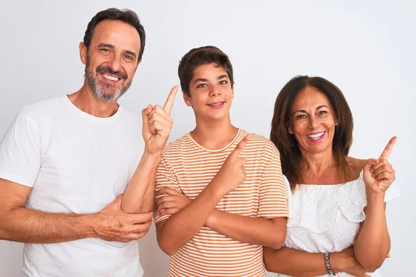 Dreiköpfige Familie Mutter Vater Und Sohn Stehen Vor Weißem Hintergrund — Stockfoto