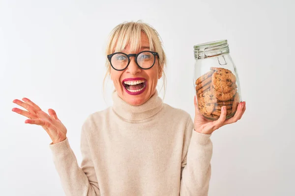 Donna Mezza Età Con Gli Occhiali Possesso Vaso Biscotti Sfondo — Foto Stock