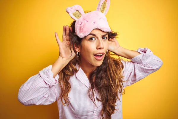 Mujer Joven Con Pijama Máscara Dormir Pie Sobre Fondo Aislado — Foto de Stock