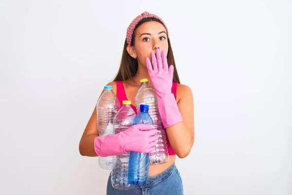 Hermosa Chica Con Guantes Limpiadores Reciclando Botellas Plástico Sobre Aislado —  Fotos de Stock