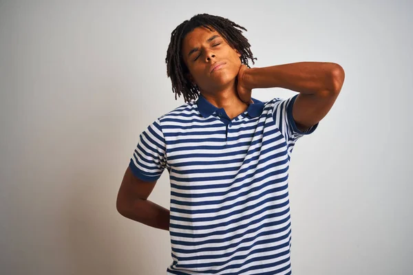 Afro Mann Mit Dreadlocks Und Gestreiftem Blauem Polo Der Vor — Stockfoto