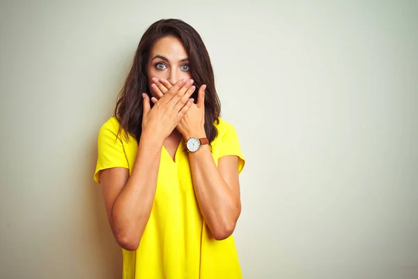 Junge Schöne Frau Gelbem Shirt Steht Über Weißem Isoliertem Hintergrund — Stockfoto