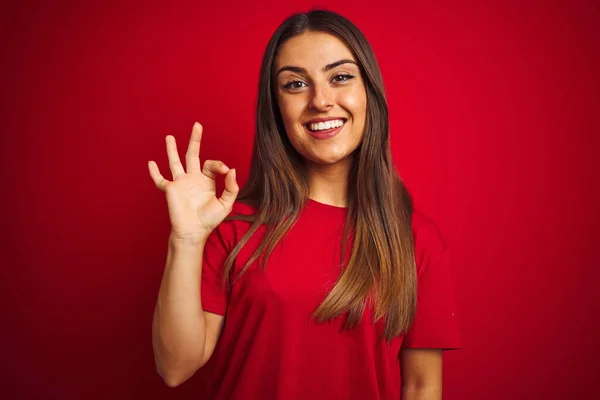 Jonge Mooie Vrouw Draagt Shirt Staan Geïsoleerde Rode Achtergrond Lachend — Stockfoto