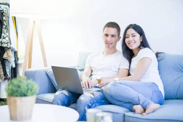 Unga Vackra Par Sitter Soffan Med Hjälp Laptop Nya Hem — Stockfoto