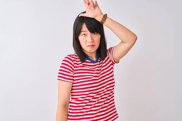 Mladý Krásný Číňan Žena Sobě Červené Pruhované Tričko Přes Izolované — Stock fotografie