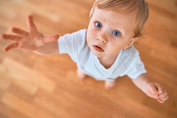 Entzückendes Blondes Kleinkind Schaut Hause Die Kamera — Stockfoto