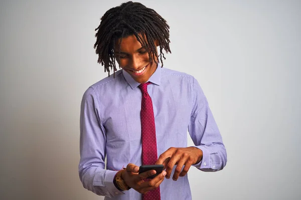 Afro Αμερικανός Επιχειρηματίας Dreadlocks Χρησιμοποιώντας Smartphone Πάνω Από Απομονωμένο Λευκό — Φωτογραφία Αρχείου
