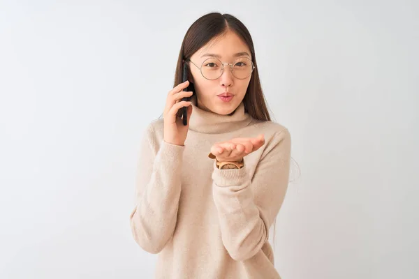 Giovane Donna Cinese Che Parla Sullo Smartphone Sfondo Bianco Isolato — Foto Stock