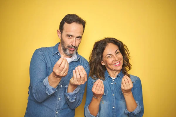 Belo Casal Meia Idade Juntos Sobre Fundo Amarelo Isolado Fazendo — Fotografia de Stock