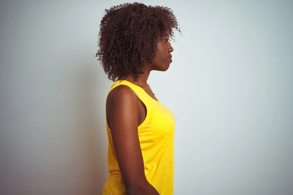 Fiatal Afrikai Afro Visel Sárga Póló Felett Elszigetelt Fehér Háttér — Stock Fotó