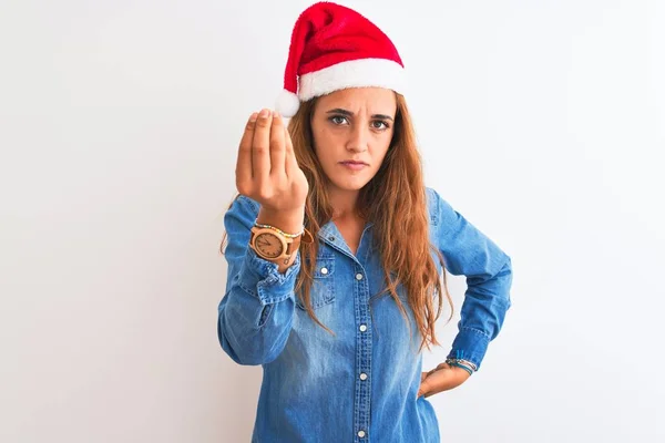 Jeune Belle Rousse Femme Portant Chapeau Noël Sur Fond Isolé — Photo