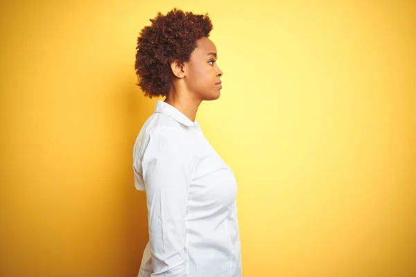 Mujer Negocios Afroamericana Sobre Fondo Amarillo Aislado Mirando Costado Pose — Foto de Stock