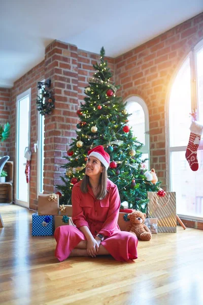 Hermosa Mujer Sentada Suelo Alrededor Del Árbol Navidad Regalos Vistiendo —  Fotos de Stock