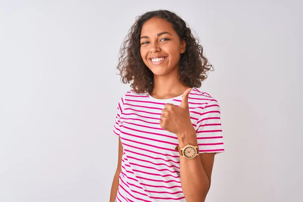 Jovem Brasileira Vestindo Camiseta Listrada Rosa Sobre Fundo Branco Isolado — Fotografia de Stock