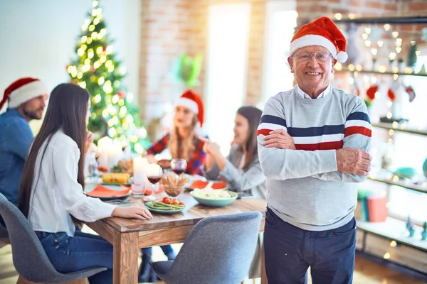 Hoge Knappe Man Die Blij Zelfverzekerd Lacht Staande Het Dragen — Stockfoto