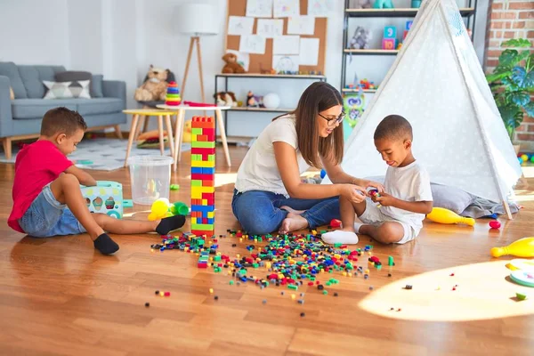 Junge Schöne Lehrerin Und Kleinkinder Spielen Kindergarten Mit Bauklötzen Viele — Stockfoto