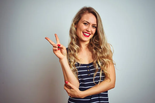 Ung Vacker Kvinna Bär Ränder Shirt Står Över Vit Isolerad — Stockfoto