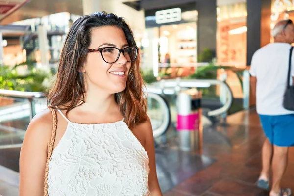 Jovem Mulher Bonita Dentro Centro Comercial Sorrindo Feliz Alegre Shopping — Fotografia de Stock