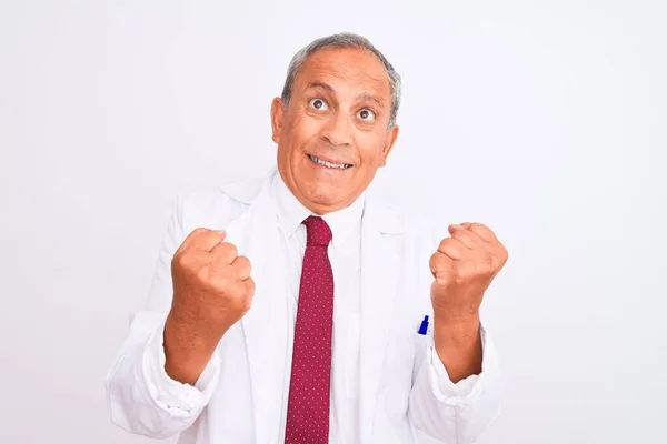 Hombre Científico Pelo Gris Mayor Con Abrigo Pie Sobre Fondo — Foto de Stock