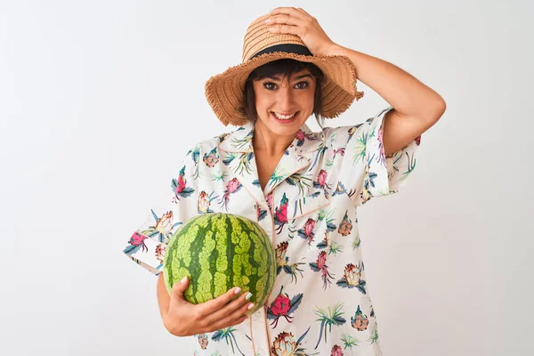 Frau Urlaub Mit Sommermütze Wassermelone Über Isoliertem Weißem Hintergrund Gestresst — Stockfoto