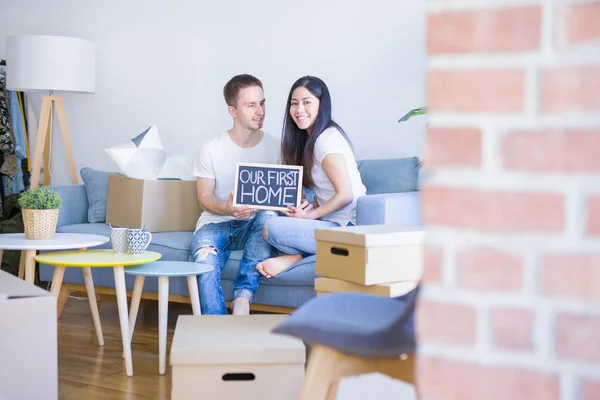 Junges Schönes Paar Sitzt Auf Dem Sofa Und Hält Tafel — Stockfoto