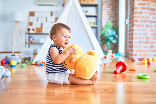 Entzückendes Kleinkind Lächelt Glücklich Und Spielt Kindergarten Jede Menge Spielzeug — Stockfoto