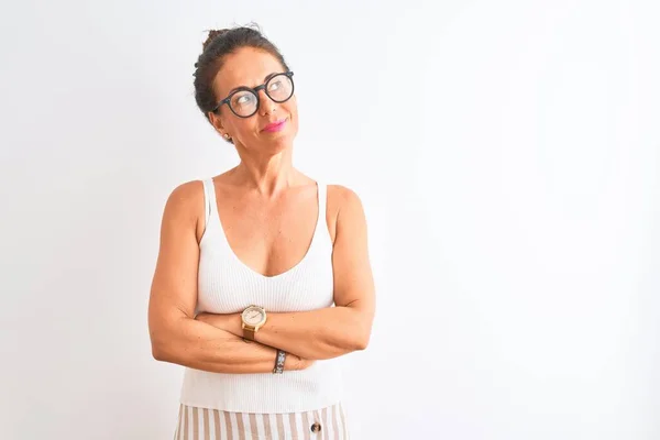 Frau Mittleren Alters Lässigem Shirt Und Brille Vor Isoliertem Weißen — Stockfoto