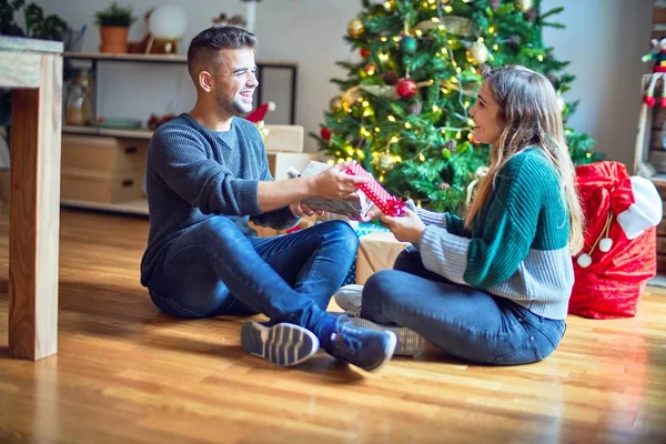 Jovem Casal Bonito Sorrindo Feliz Confiante Homem Surpresa Mulher Com — Fotografia de Stock