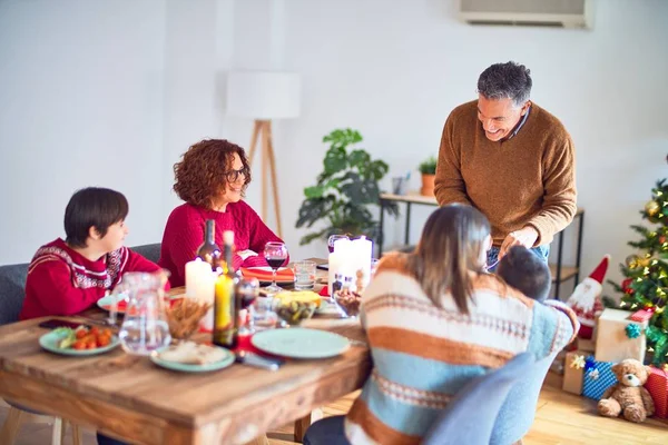 Schöne Familie Lächelt Glücklich Und Zuversichtlich Einer Von Ihnen Krümmt — Stockfoto