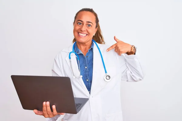 Ältere Ärztin Mittleren Alters Hält Computer Laptop Über Isoliertem Hintergrund — Stockfoto