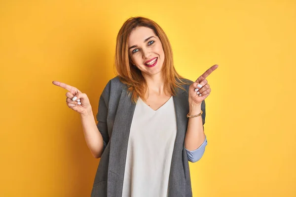 Pelirroja Mujer Negocios Caucásica Sobre Fondo Aislado Amarillo Sonriendo Confiado —  Fotos de Stock