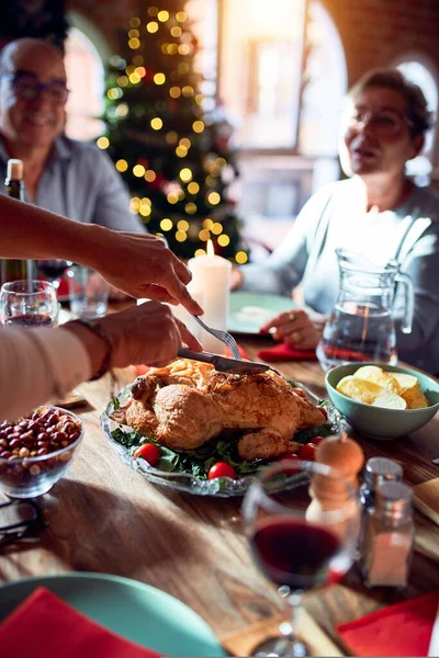 伝統的な食べ物や装飾でクリスマスの前夜を祝う家で家族や友人の食事 夕食のために七面鳥を準備 — ストック写真