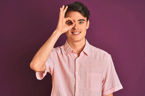 Teenager Chlapec Růžové Košili Stojící Nad Fialové Izolované Pozadí Dělá — Stock fotografie