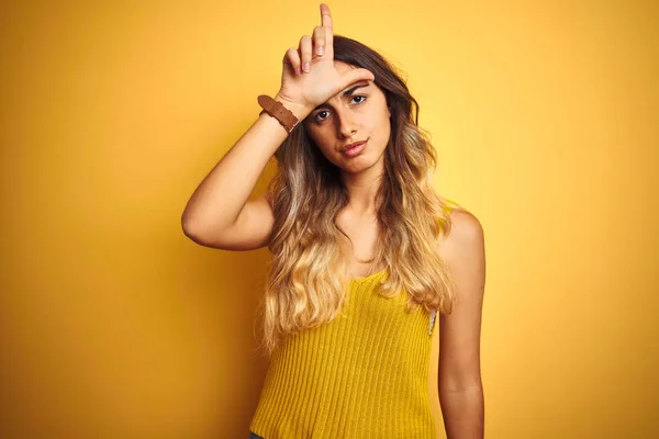 Młoda Piękna Kobieta Ubrana Shirt Żółtym Tle Robi Sobie Żarty — Zdjęcie stockowe