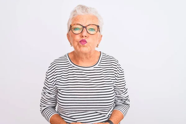 Idősebb Ősz Hajú Csíkos Tengerész Póló Szemüveget Visel Elszigetelt Fehér — Stock Fotó