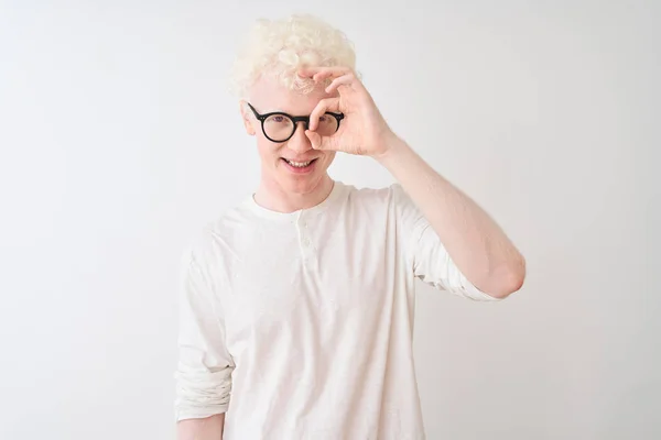 Ung Albino Blond Man Bär Shirt Och Glasögon Står Över — Stockfoto