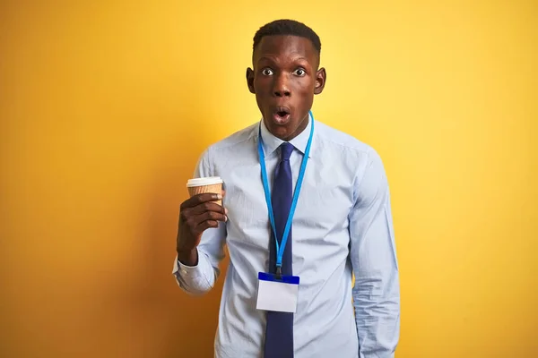 Empresario Afroamericano Usando Bebiendo Café Sobre Fondo Amarillo Aislado Asustado —  Fotos de Stock