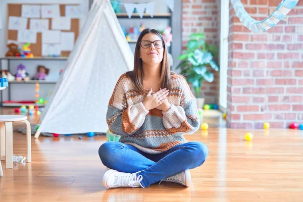 Joven Mujer Hermosa Maestra Con Suéter Gafas Sentadas Suelo Jardín —  Fotos de Stock