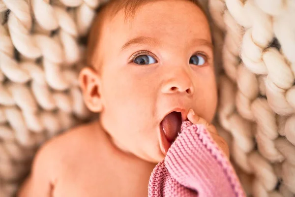 自宅のソファの上に毛布の上に寝そべっている愛らしい赤ちゃん 新生児のリラックスと休息快適な — ストック写真