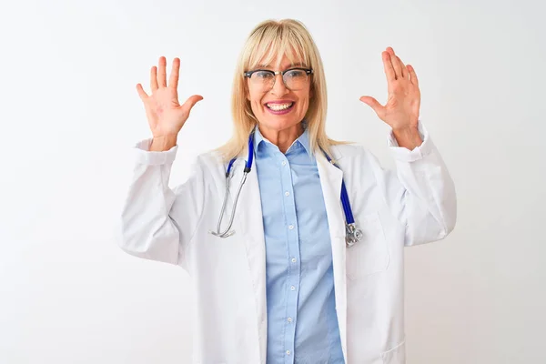 中年妇女医生 戴着眼镜和听诊器 站在孤立的白色背景上 带着十号手指 面带微笑 自信而快乐 — 图库照片