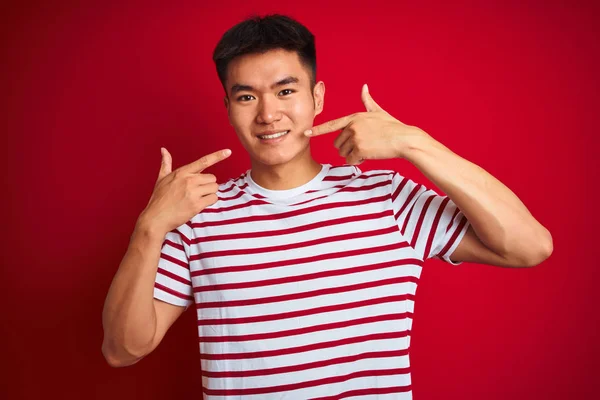 Junger Asiatischer Chinese Gestreiftem Shirt Der Vor Isoliertem Roten Hintergrund — Stockfoto