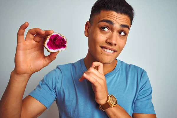 Jovem Brasileiro Segurando Pedra Preciosa Ametista Sobre Fundo Branco Isolado — Fotografia de Stock