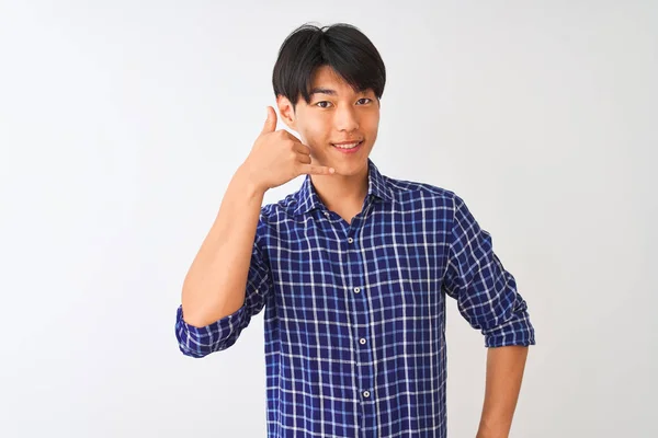 Joven Hombre Chino Con Camisa Azul Casual Pie Sobre Fondo —  Fotos de Stock