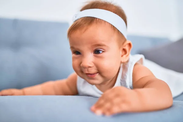 Entzückendes Baby Das Hause Auf Dem Sofa Liegt Neugeborenes Entspannt — Stockfoto