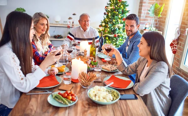 笑顔と自信に満ちた美しい家族会議 自宅でクリスマスを祝うロースト七面鳥を食べる — ストック写真