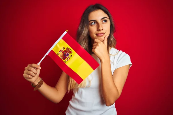 Jeune Belle Femme Tenant Drapeau Espagnol Sur Fond Rouge Isolé — Photo