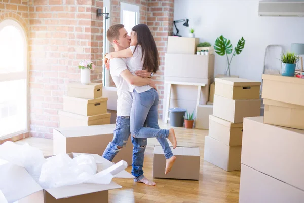 Schönes Junges Paar Umarmt Sich Neuen Zuhause Kartons — Stockfoto