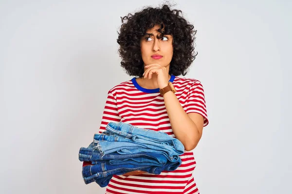Joven Comerciante Árabe Mujer Con Pelo Rizado Sosteniendo Jeans Sobre —  Fotos de Stock