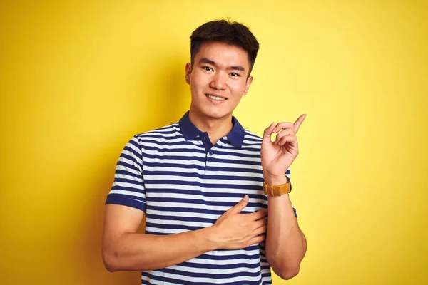 Mladý Asijský Číňan Nosí Pruhované Pólo Stojící Nad Izolovaným Žlutým — Stock fotografie
