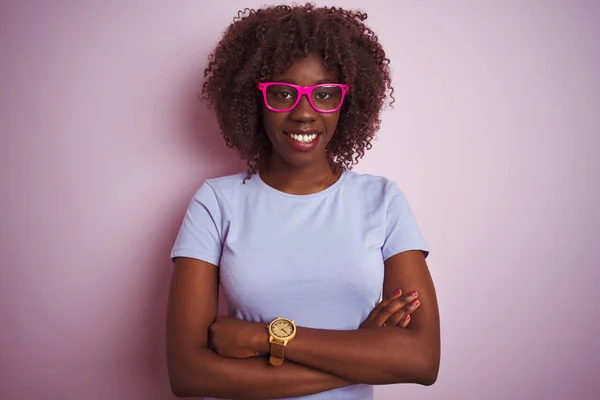 Junge Afrikanische Afro Frau Mit Shirt Brille Vor Isoliertem Rosa — Stockfoto
